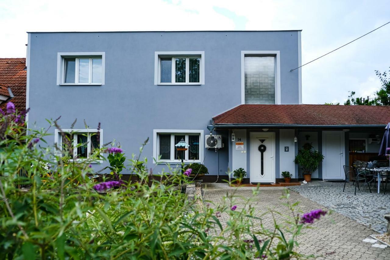 Apartment Livi Mikulov Exteriör bild
